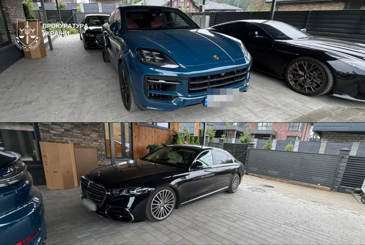 Роскошные автомобили, изъятые у фигурантов дела.