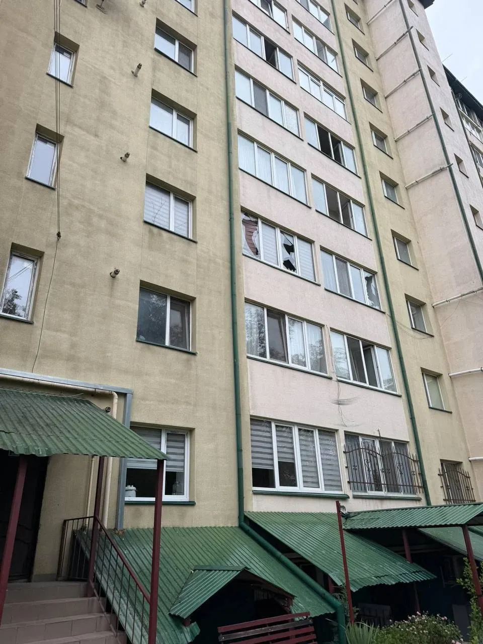 Поврежденный дом в одном из микрорайонов Ивано-Франковска, 13 сентября 2026 года.