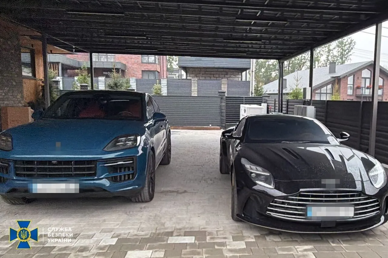 Роскошные автомобили, изъятые у фигурантов дела.