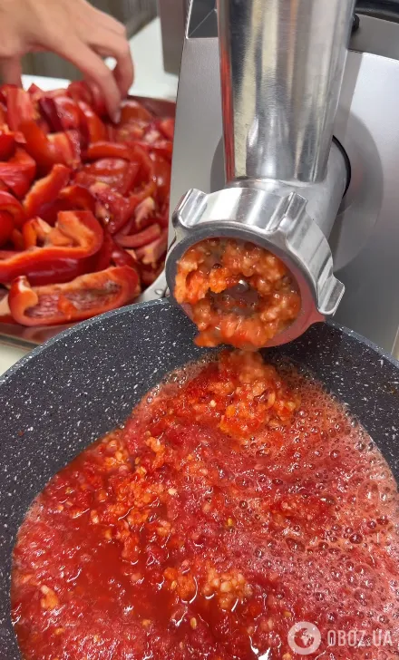 Измельчаем овощи с помощью мясорубки