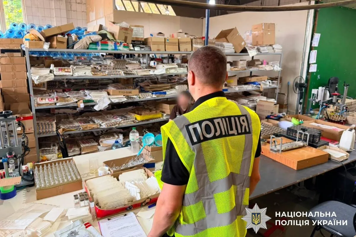 Контрафактну парфумерію виготовляли та пакували під виглядом продукції відомих світових брендів
