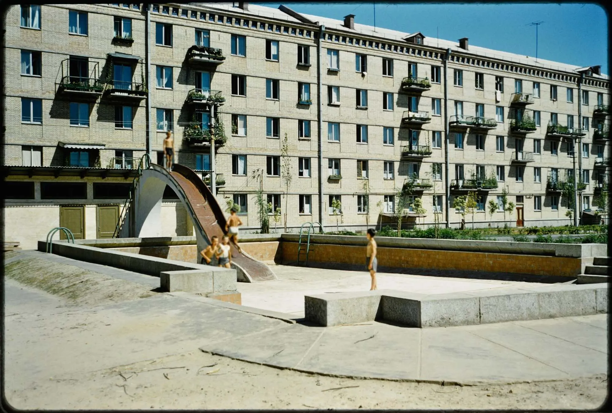 Дитячий майданчик, який легко перетворювався у байсейн. 1959 рік.