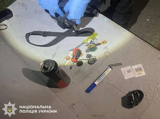 Рецидивист украл из автомобиля сумку с деньгами и документами.