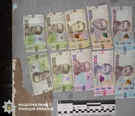 Рецидивист украл из машины сумку с деньгами и документами.