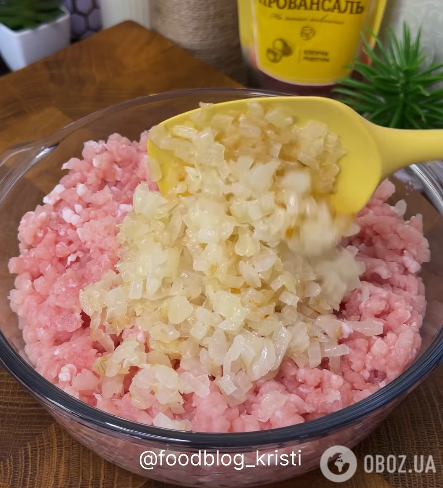 Добавляем в фарш лук