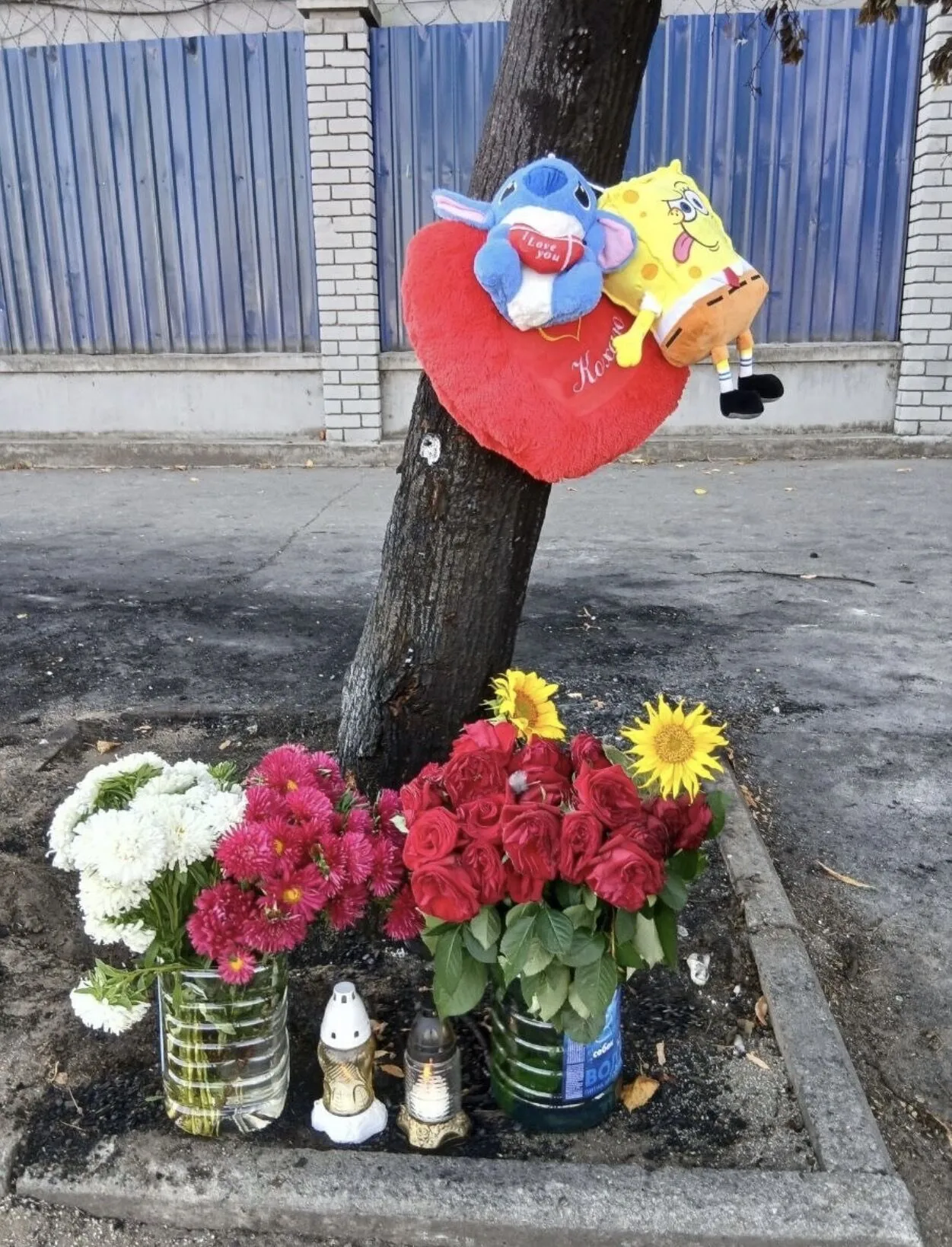 Загиблим можуть принести квіти.