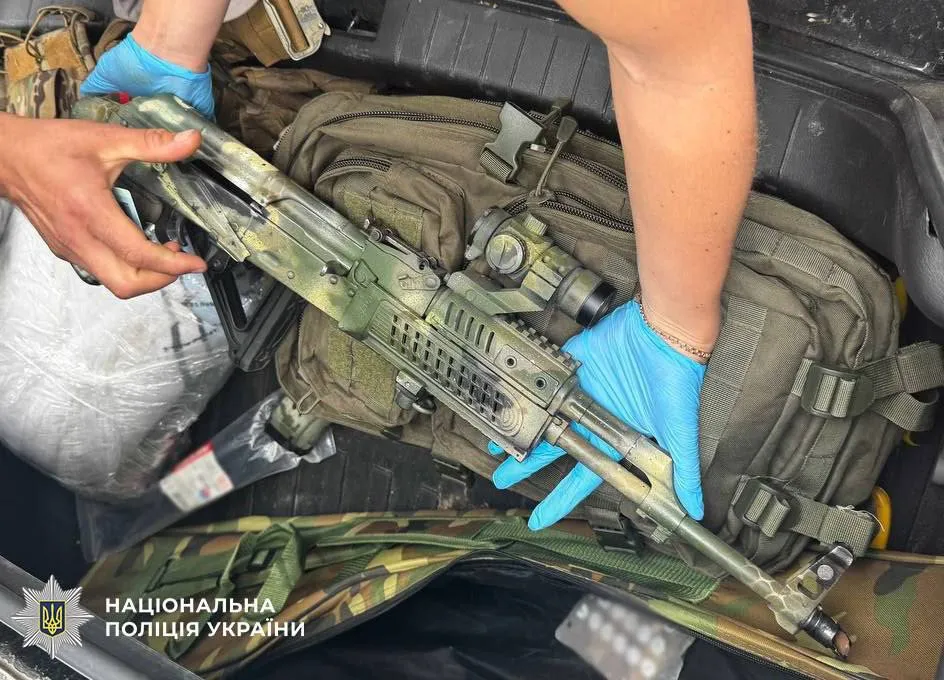 У водителя изъяли арсенал оружия, боеприпасы и поддельные документы.