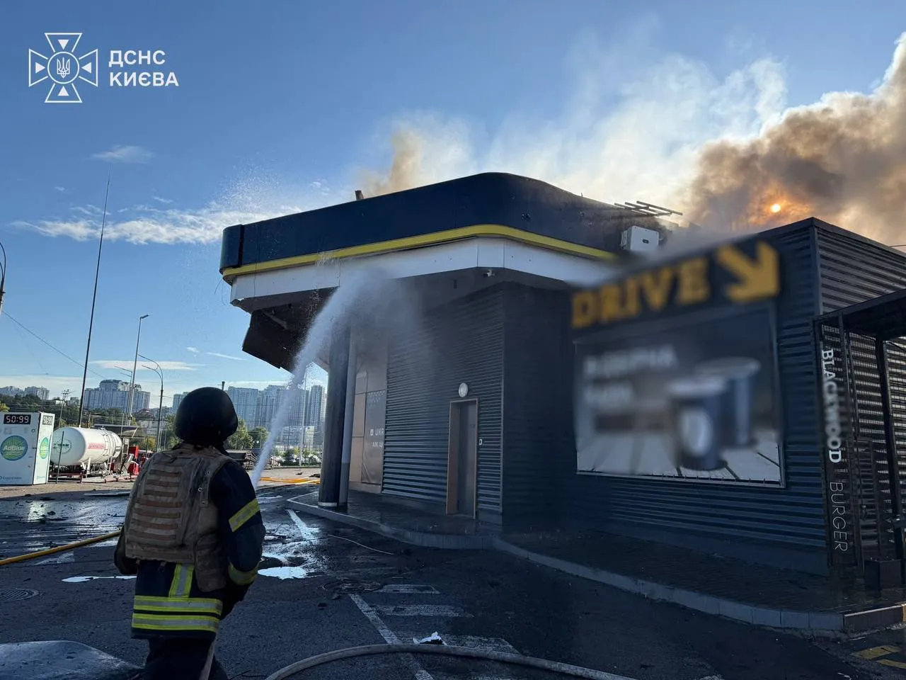 Ворог атакував у Києві АЗС
