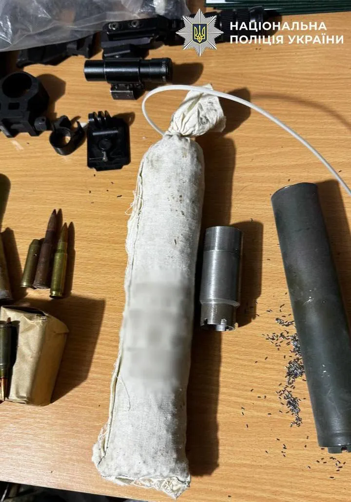 У водителя изъяли арсенал оружия, боеприпасы и поддельные документы.