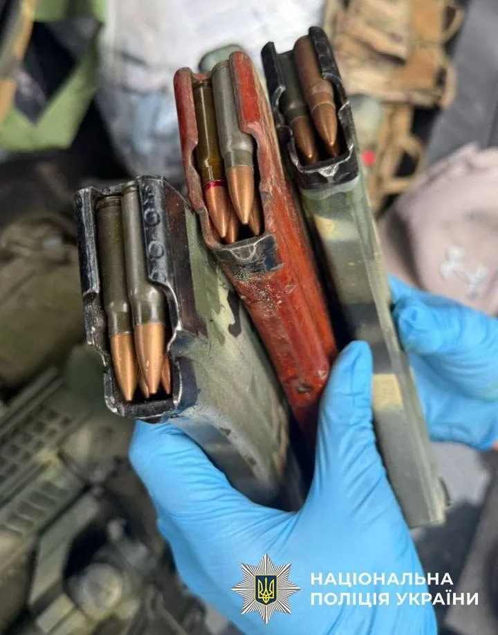 У водителя изъяли арсенал оружия, боеприпасы и поддельные документы.
