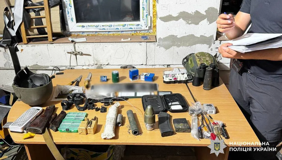 У водителя изъяли арсенал оружия, боеприпасы и поддельные документы.
