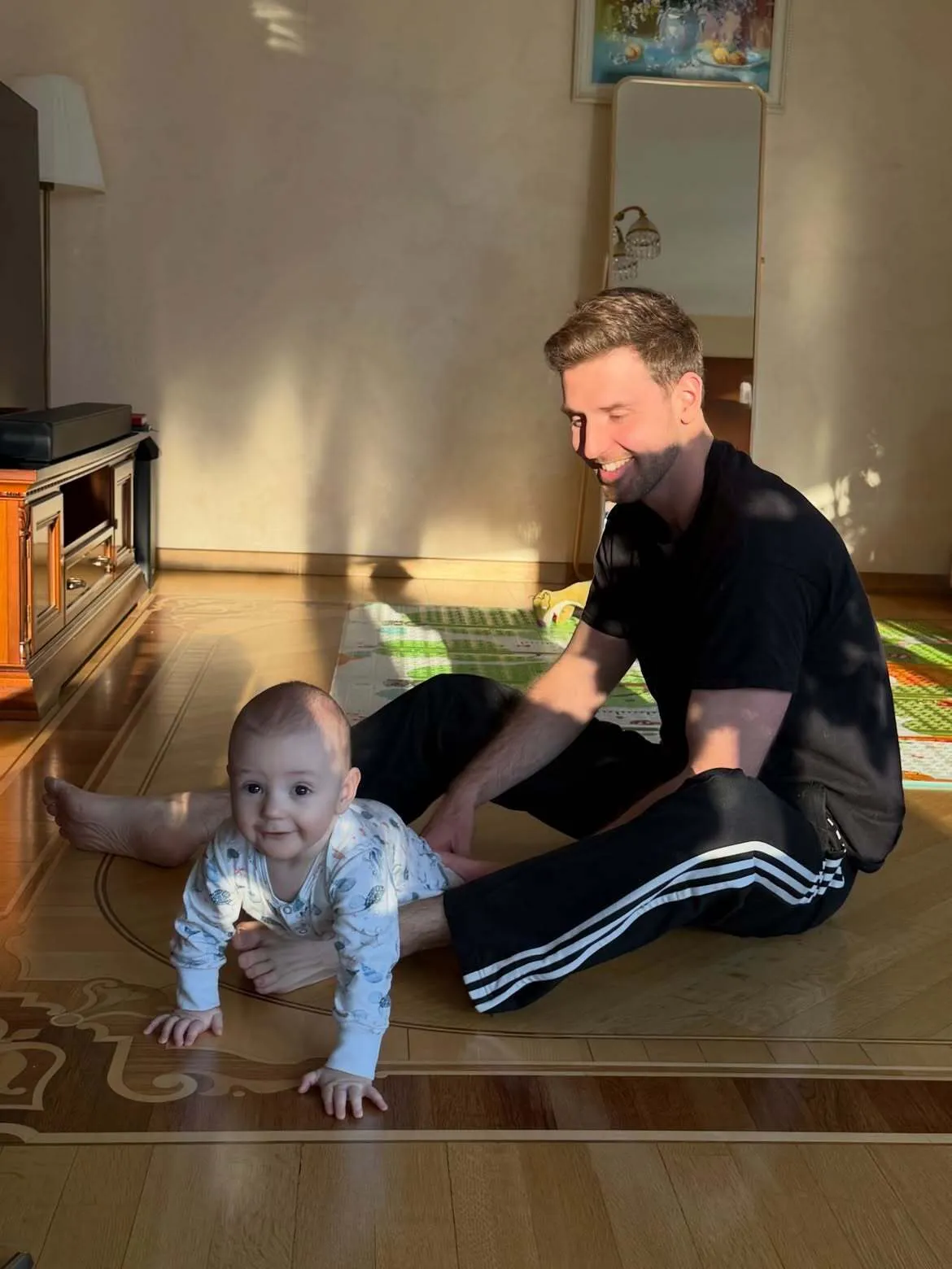 С сыном.
