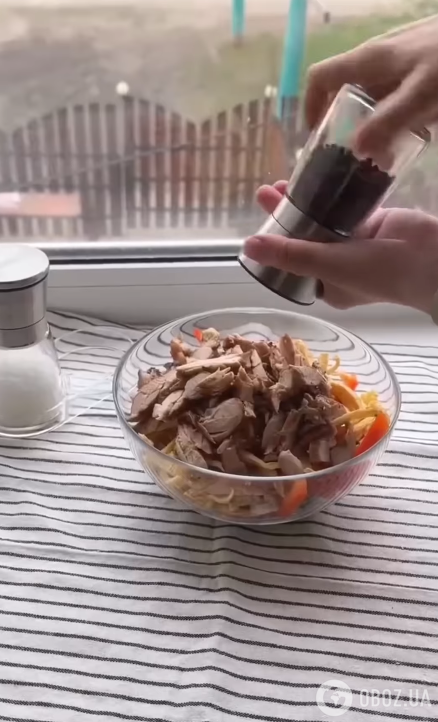 Добавляем курицу и приправляем