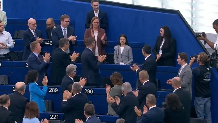 Олександра Паскаль у сесійній залі Європарламенту у Страсбурзі, де її привітали європейські парламентарі