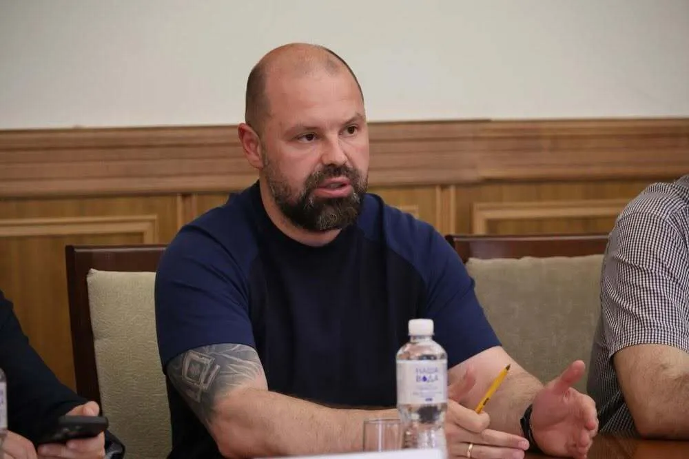 Олійник має військове звання підполковника запасу Збройних сил України.