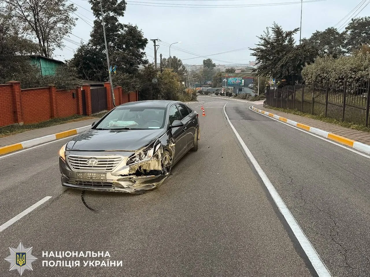 Пьяный водитель легковушки сбил женщину на тротуаре.