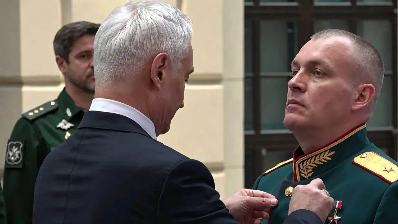 Министр обороны РФ Андрей Белоусов вручает "человеку с литовской фамилией" Грунису "золотую звезду Героя РФ"