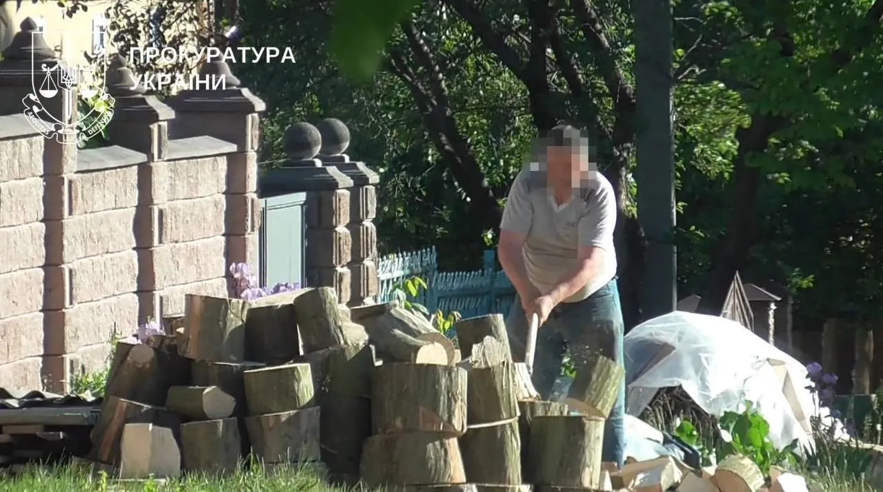 Керівник закладу регулярно відправляв своїх підопічних на примусові роботи