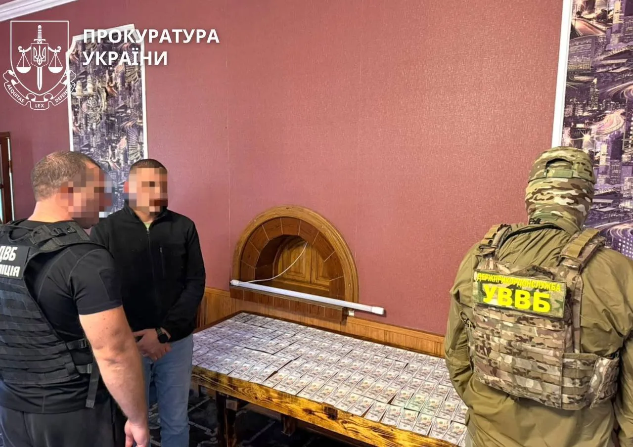 Під час обшуків в інтернаті вилучили гроші та чорнові записи з обліком "виконаних робіт".