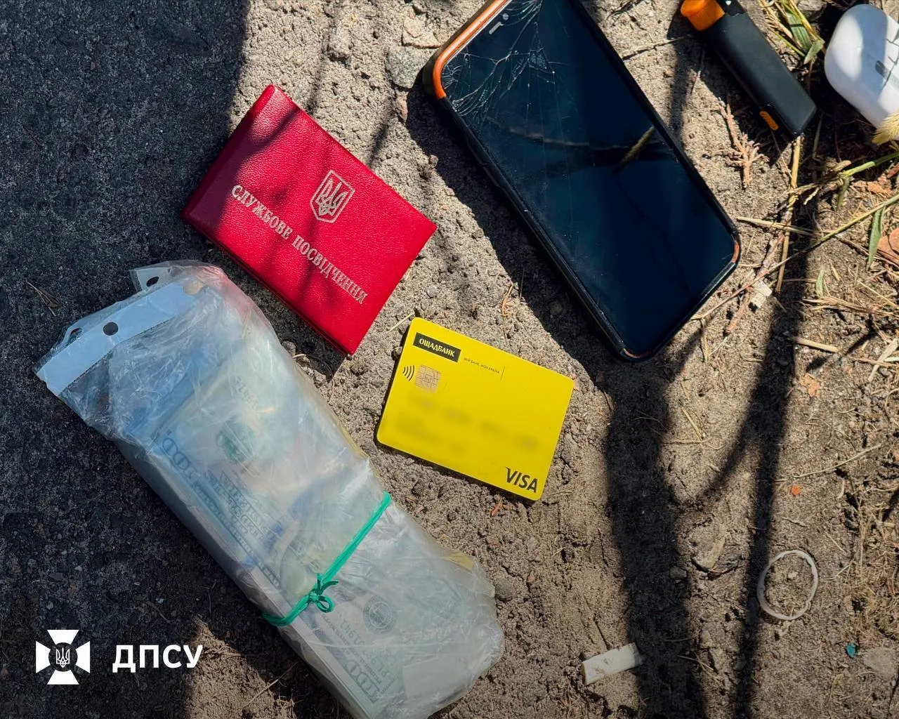 Під час обшуків вилучили кошти, телефони та банківські картки.