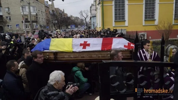Труну журналіста вкрили прапорами