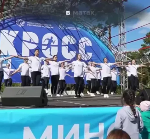 Со сцены школьников призвали идти на войну