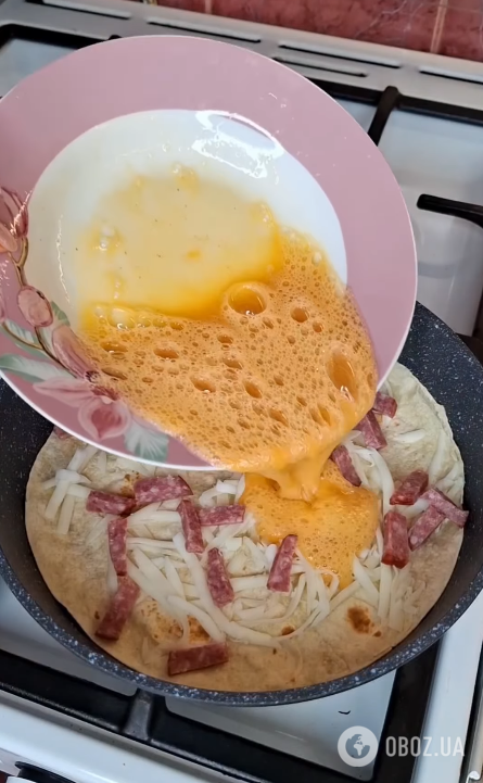 Добавляем начинку и яйца
