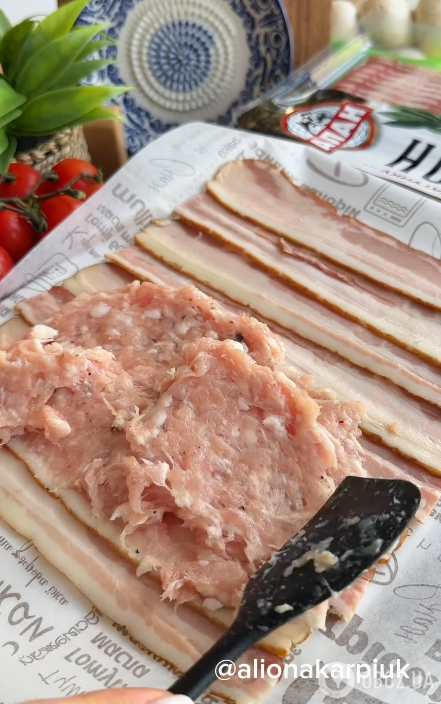 Выкладываем фарш на бекон