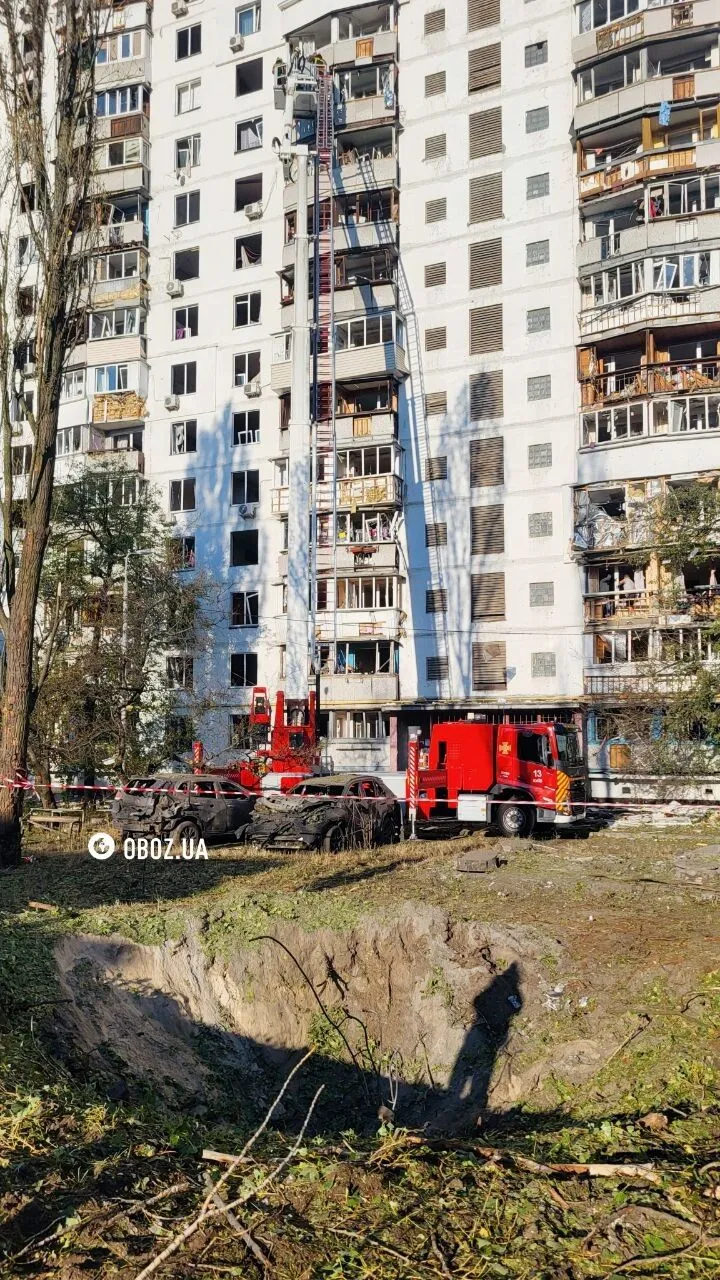 Вирва у дворі будинку.