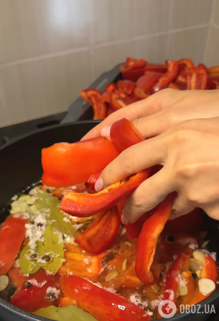 Выкладываем перец в маринад