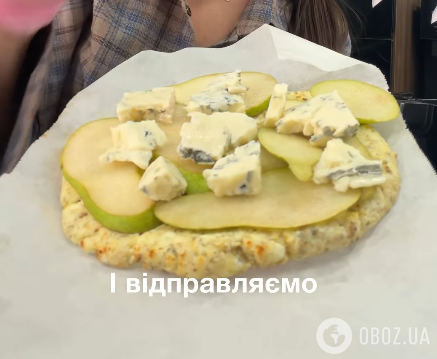 Добавляем нарезанную грушу и сыр