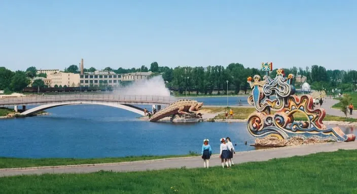 Скульптури Нептуна та Русалоньки у рівненському гідропарку. 1988 рік.