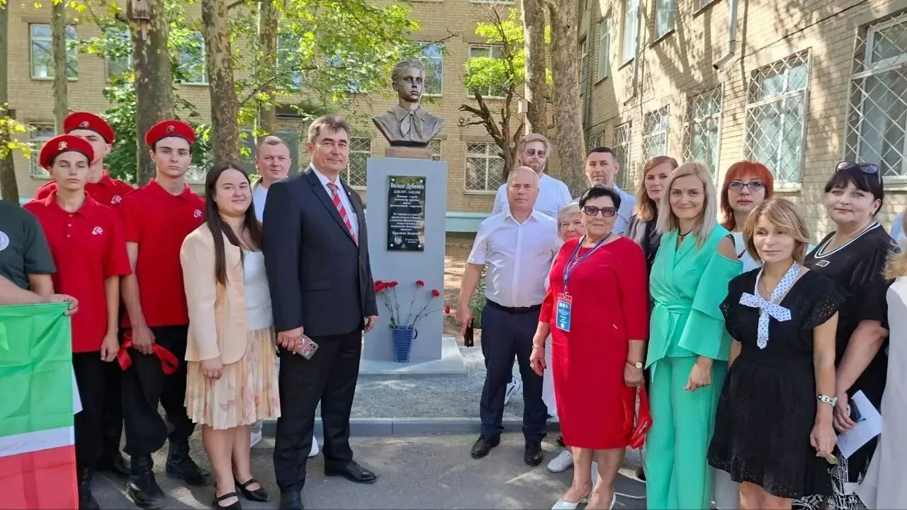 Бронзовий бюст піонера Дубініна в Мелітополі