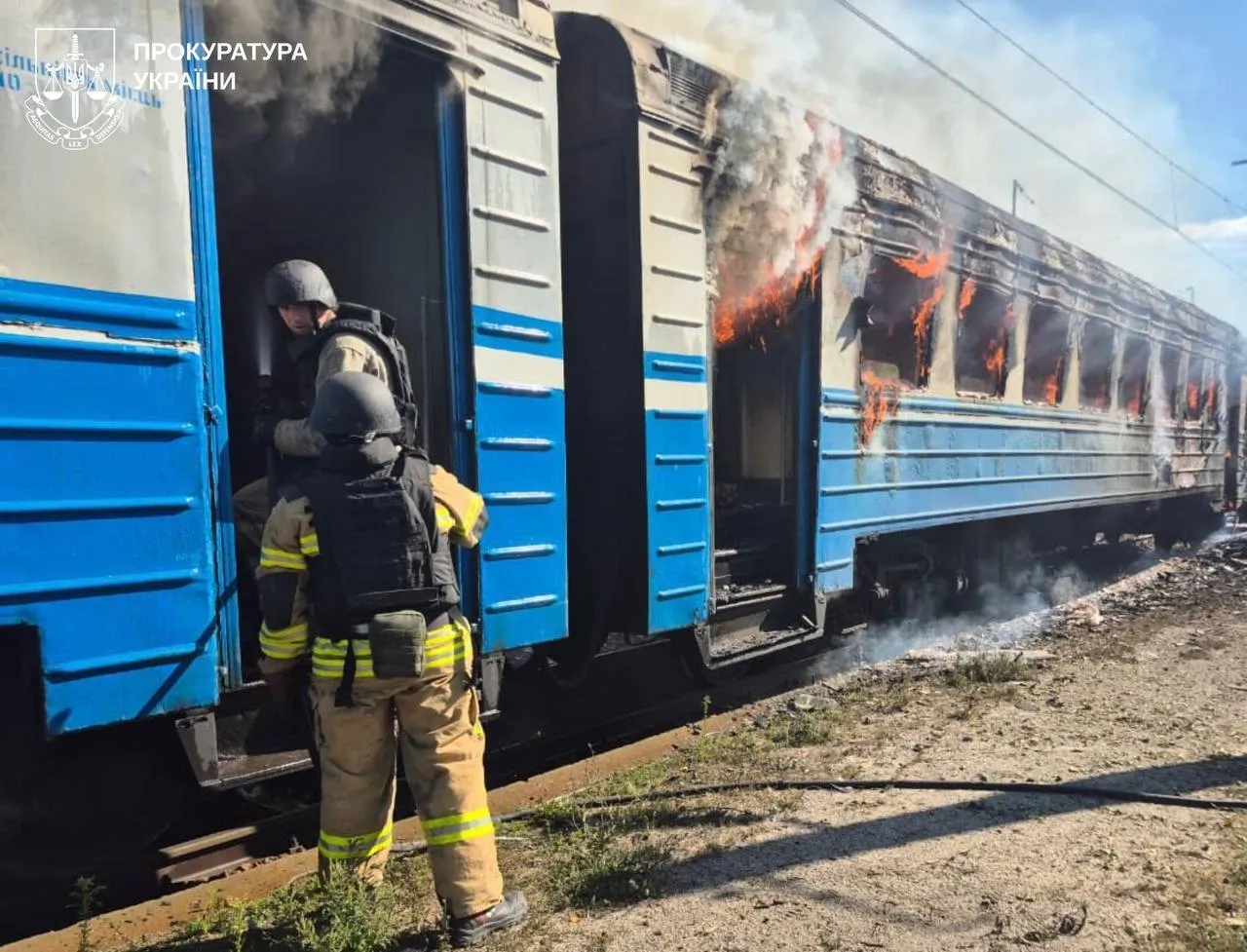 Понівечений електропоїзд
