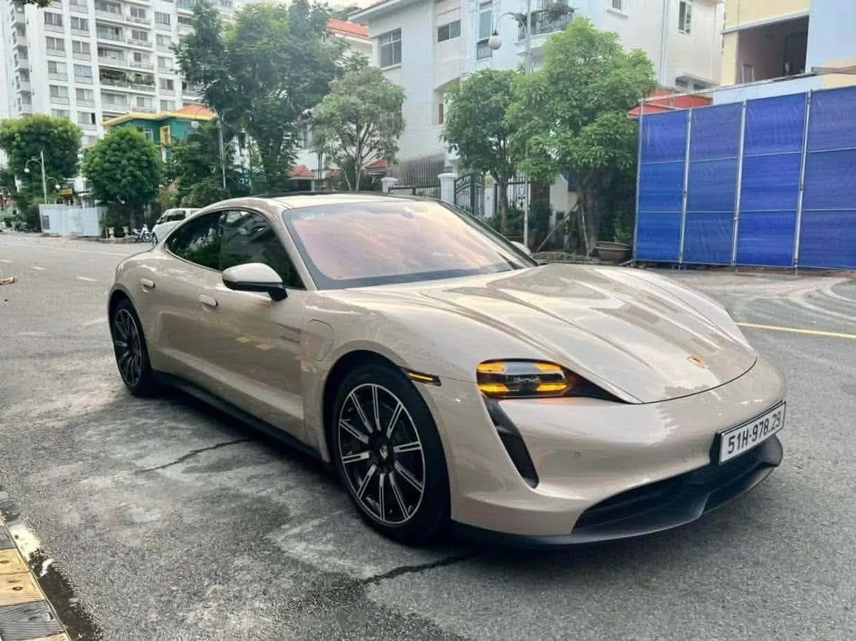 Porsche Taycan.