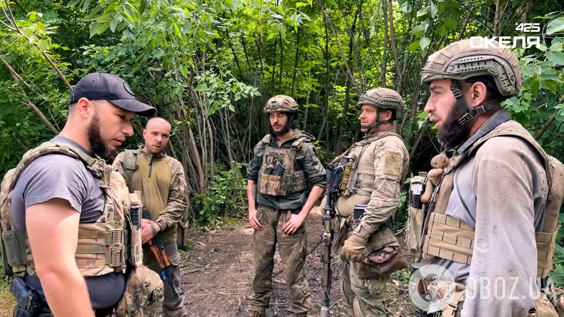 Врятовані військові поряд із "Мастером", начальником ЦВС 425 ОШП "Скеля" (крайній у темній футболці).
