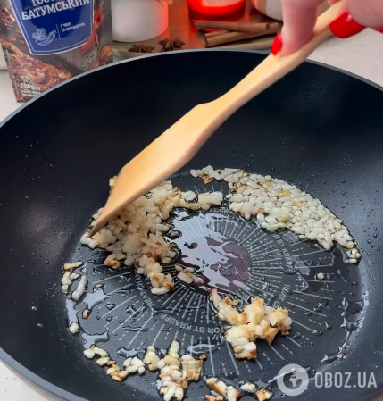 Обсмажуємо цибулю