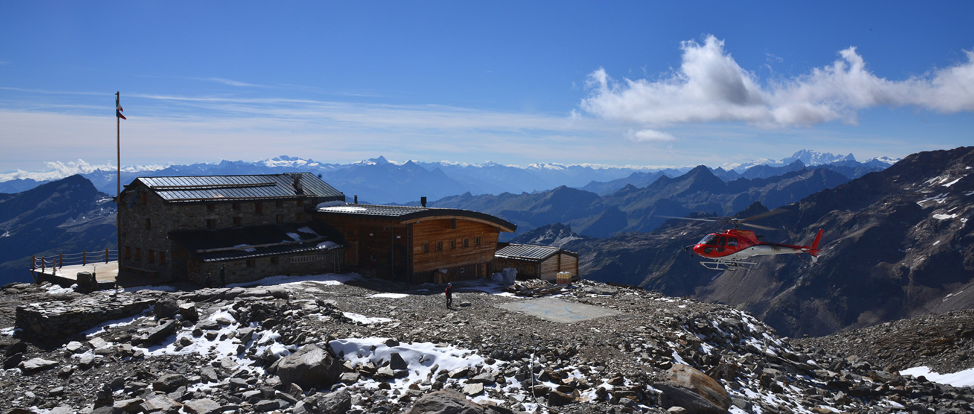 Панорама горного массива, окружающего Rifugio Capanna Regina Margherita.