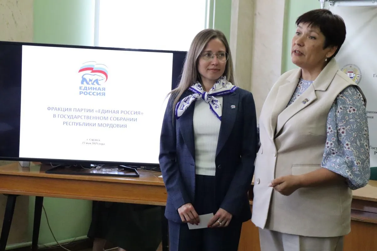 Каниськина (слева)