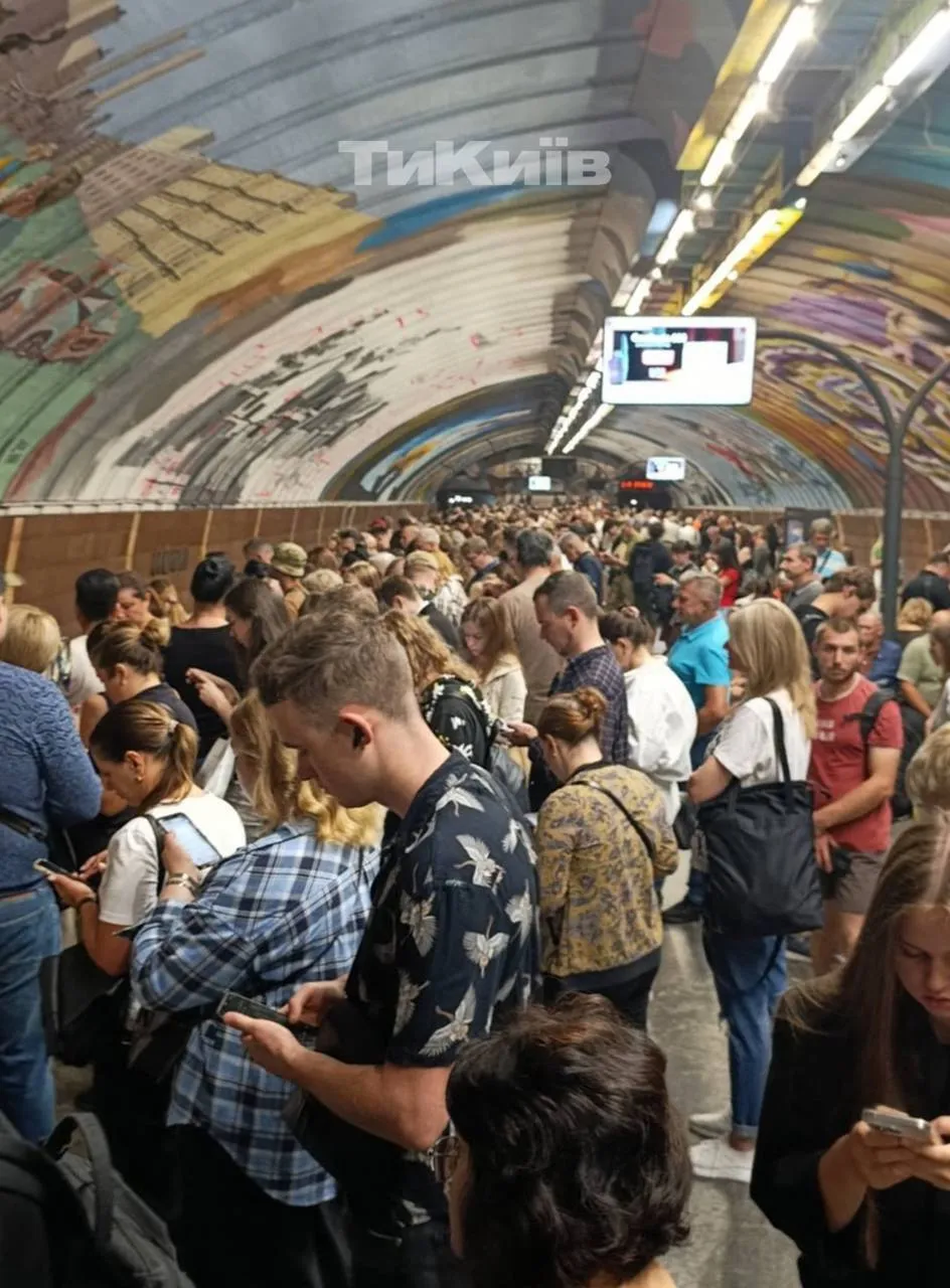 У Києві через тривалу повітряну тривогу виник транспортний колапс