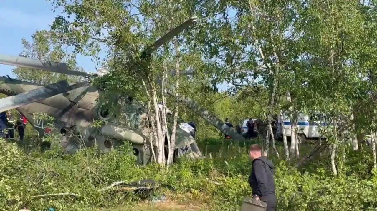 Вертолёт Ми-8 оказался в кювете после аварийной посадки.
