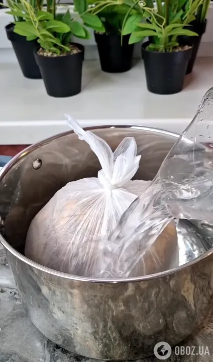 Выкладываем мясо в кастрюлю и добавляем воду
