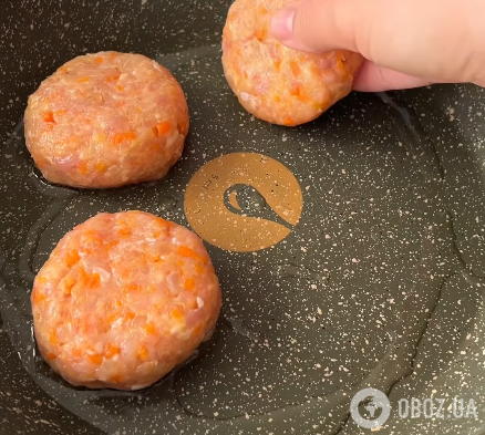 Обжариваем котлеты