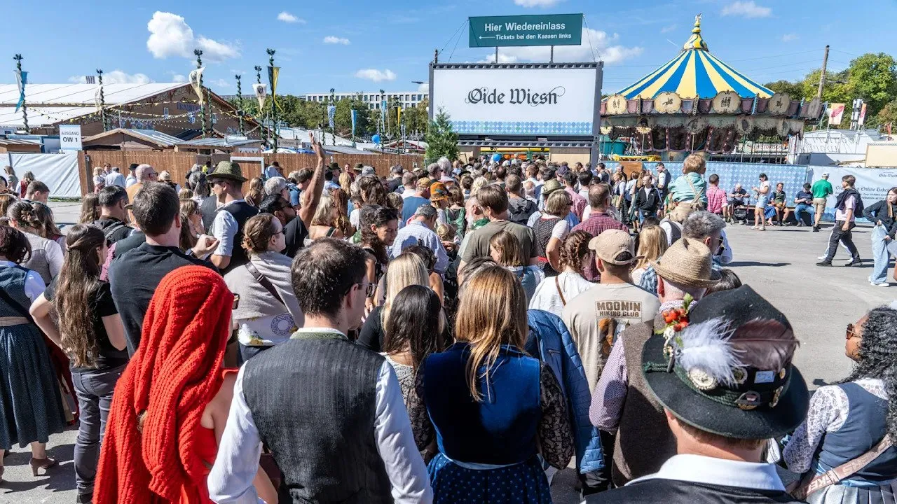Очередь на вход в Oide Wiesn.