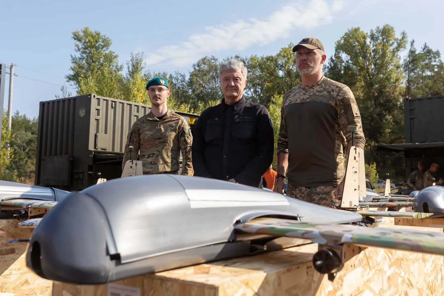 Порошенко передал военным беспилотники в дар