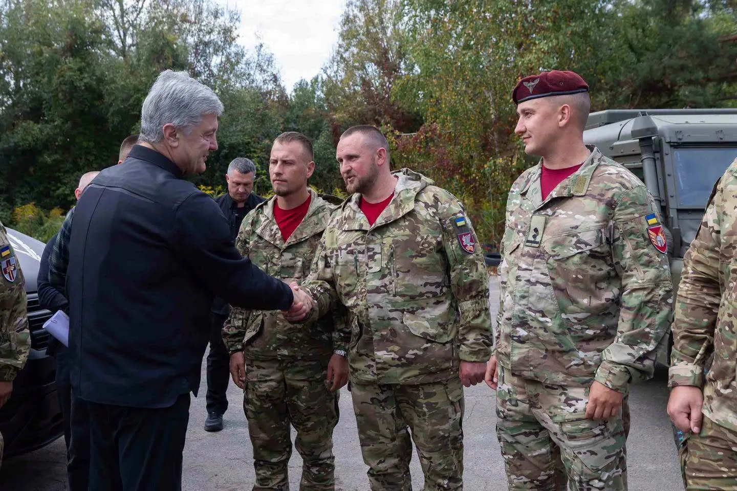 Порошенко с военным.