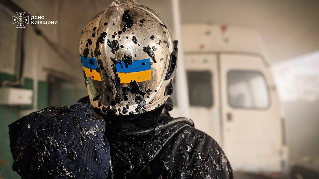 В Киевской области спасатели продолжают ликвидировать последствия вражеских атак.