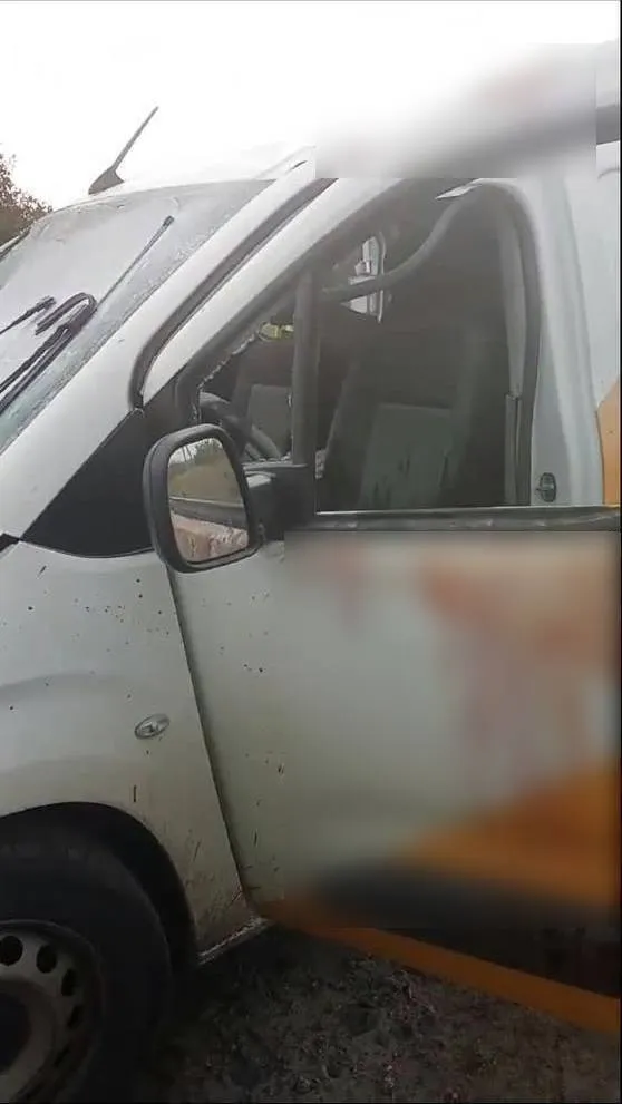 Автомобіль "Укрпошти" після удару російського дрона на Сумщині.
