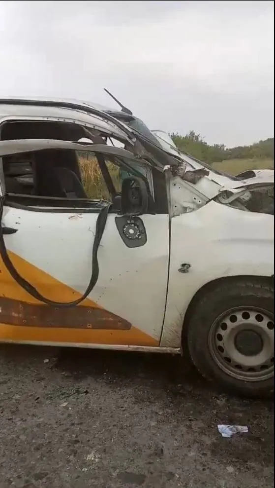 Автомобіль "Укрпошти" після удару російського дрона на Сумщині.
