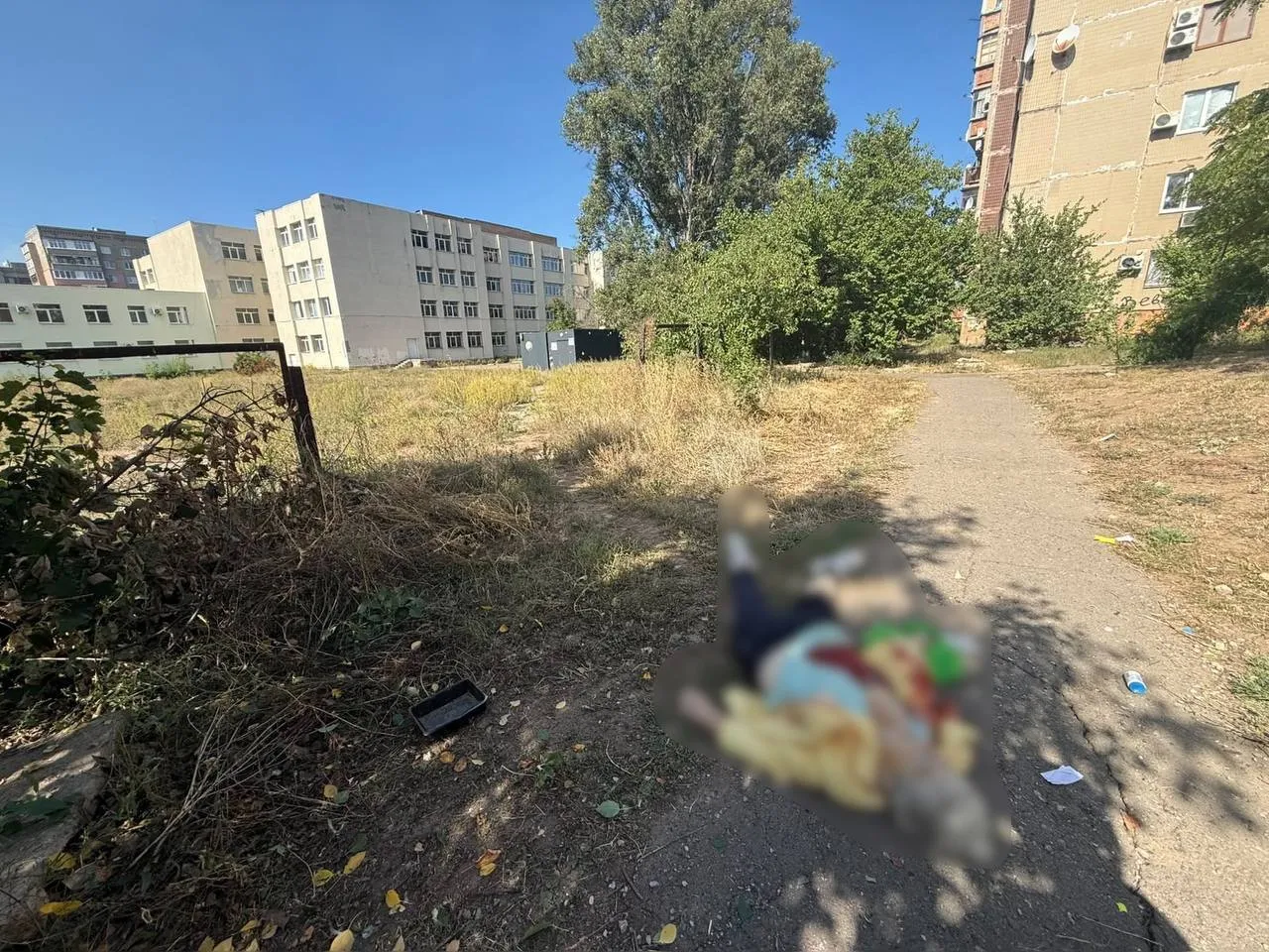 Тело погибшего человека на месте российского удара.